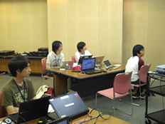 写真：専門クラスに分かれて参加者のみなさんが講義、実習に集中している様子